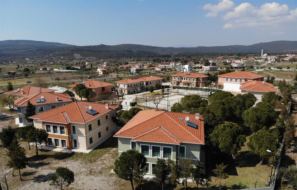 Koruncukköy Urla; İzmir Urla ilçesindeki Barbaros köyü içinde, toplam 14.473 metrekare alan üzerinde, 2.250 metrekare bina alanı ve 8.100 metrekare yeşil alanından oluşmaktadır.