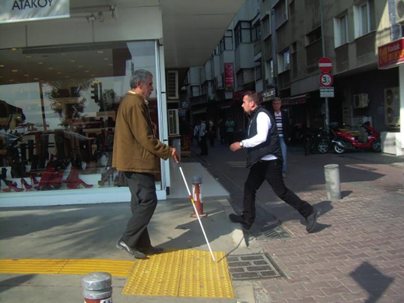 Yaya kaldırımı kenarında inşaat bulunuyorsa, inşaat alanı, yayaları tehlikelerden korumak için koruma altına alınmış olmalıdır.