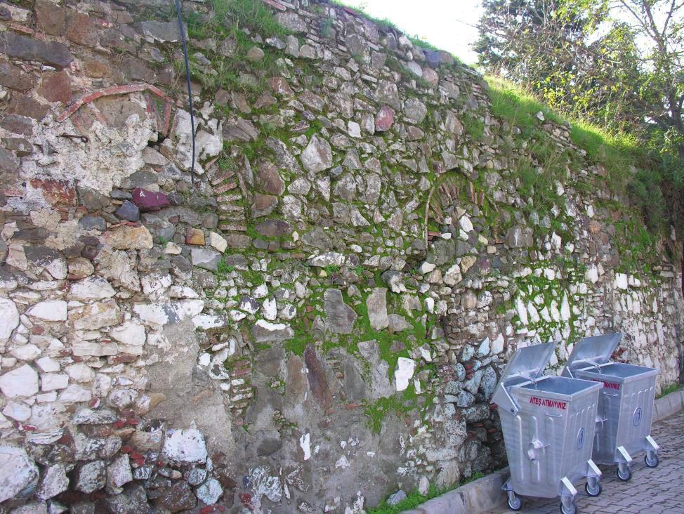 Yapıdaki Hereke (Düzce) Köyü Medresesi taşlarla örülerek kapatılmıştır. pencerelerin tamamı tuğla kemerlidir.