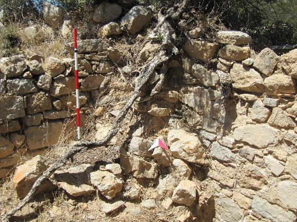 KNİDOS ANTİK KENTİ YUKARI AGORASI KAZI PROJESİ I SONUÇ RAPORU Ağustos 2016 tarihinde MSGSÜ BAP desteğiyle Knidos antik kentinde gymnasium olarak adlandırılan yapının güneyinde yer alan kuzey