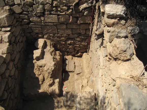 içine girmiş haldedir. Geç antik duvar, erken duvarın üzerinde yer almaktadır ve bir kısmını kapatmaktadır.