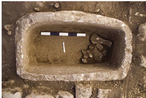Göbeklitepe de 1995 ten 2013 e kadar ortaya çıkarılan kireçtaşından yapılmış, yaklaşık 160 ile 240 litre arasında hacimleri olan yedi adet teknenin altısı PPNB (Pre-Pottery Neolithic B/Çanak