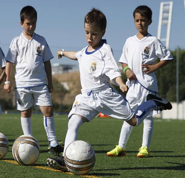 REAL MADRID FC NGLZCE FUTBOL YAZ KAMPI Real Madrid Kulübünün ngiltere deki resmi altyapı takımı bünyesinde Real Madrid in profesyonel koçları tarafından yönetilen bu yaz kampında hem geleceğin futbol