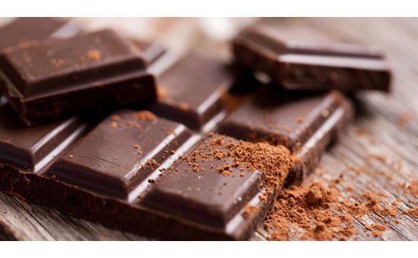 Lesitin içeriği çikolatanın neme karşı toleransını artırmakta, viskoziteyi düşürmekte ve üretim maliyetini azaltmaktadır.