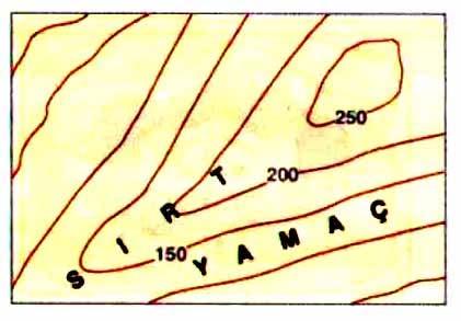 Eşyükseklik eğrileri üzerinden geçen kesik çizgiler mevsimlik akarsuları, düz çizgiler ise devamlı akarsuları gösterir (a) Akarsuların her iki yanındaki eşyükseklik