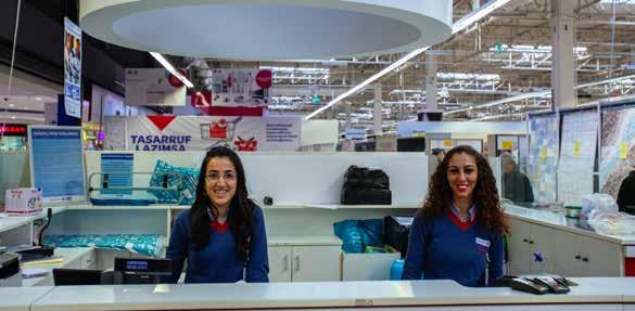 MÜŞTERİ HİZMETLERİ Tüm faaliyetlerinde müşteri memnuniyetini en önemli önceliği olarak gören CarrefourSA, marketlerinde müşterilerine eşsiz bir alışveriş deneyimi yaşatmayı hedeflemektedir.