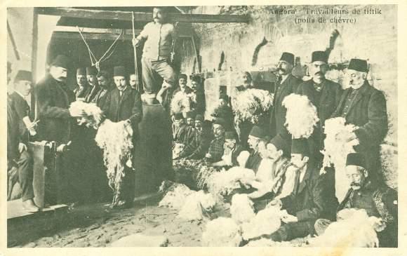 VEKAM arşivinden bir kartpostal: Tiftik keçilerinden elde edilen tiftikleri işleyen insanlar (1901-1905).