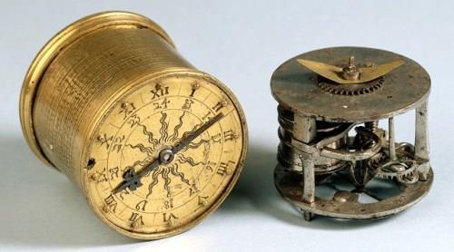 1600 lü yıllara gelindiğinde en popüler moda ürün kadınların bilezik olarak kullandığı kol saatleri ve erkeklerin kullandığı cep saatleriydi.