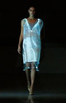 600 adet led ampulün gömülü olduğu kumaştan Led Dress kıyafetini oluşturmuştur