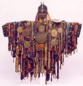 Şaman Giysi Unsurları Üzerlerinde Kullanılan Semboller 379 Altay Şaman Giysisi 288793394831338668/ (07.12.2016) ZİL VE METAL Giysi üzerinde ve başlıkta metal unsurların kullanıldığı görülmektedir.