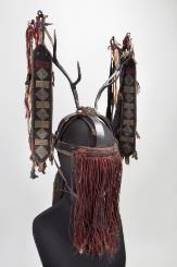 Şaman Giysi Unsurları Üzerlerinde Kullanılan Semboller 385 ŞAMAN UNSURLARI 20 Tunguz Şaman Başlığı KEMİK Üzerinde boynuz takılmış bir Hakas Şaman başlığıdır.