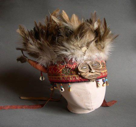 Şaman Giysi Unsurları Üzerlerinde Kullanılan Semboller 387 Tuva Şaman Başlığı TÜY Başlıkta kullanılan tüyler gelişi güzel tamamen başın tepesini örtecek şekilde şahin tüyü kullanılarak tasarlanmıştır.