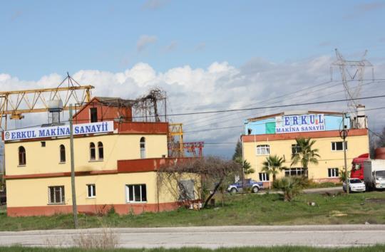 Toprakkale Kasabası nın (Osmaniye) Kuruluş ve Gelişimi 1159 Fotoğraf 17: Osmaniye-Toprakkale karayolu üzerindeki sanayi tesislerinden bir görünüm.