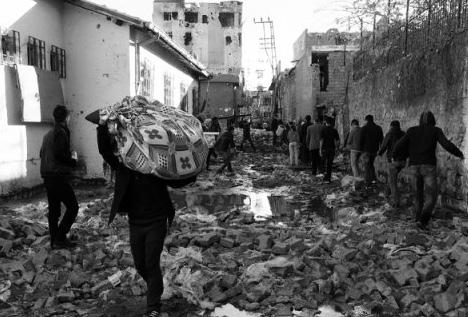 Lokman POLAT KURDÊN KOÇBER Ji damezrandina komara Tirkiyê a Kemalîst ta niha gelek dewletê gelek caran li hemberê kurdan qetlîam pêk aniye, kurdan kuştiye, sirgûn kiriye.