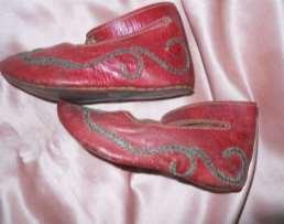 Fotoğraf 16. 19. Yüzyıl Çocuk Ayakkabısı (Photo 16. 19th century children's shoes (http://www.madame-soussou.com, 2017) Çizme: 19.