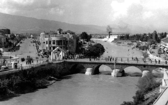 Sanat ve edebiyat bölümünde Gökhan Evecen, Antakya da sinema, sinemada Antakya başlığı ile yazmış olduğu yazı ile bu bölge için de çekilen filmleri ve sinemaları yazmış.