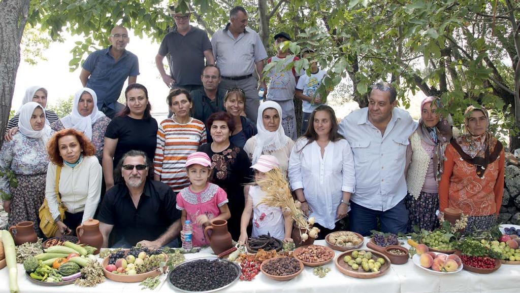 Baklava halen 40 kat yapılıyor ve her kata bolca ceviz serpiliyor. Geçmiş zamanların kömbesi için tepsi değil, buğday hamurunun yoğrulduğu bakır leğenler kullanılmaktaydı.