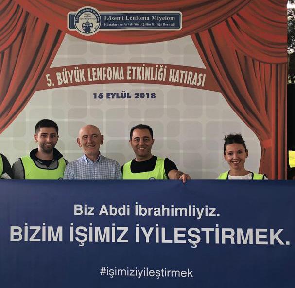 Pazarlama ve Satış Genel Müdürü Dr. Oğuz Mülazımoğlu na teşekkür plaketi takdim etti.