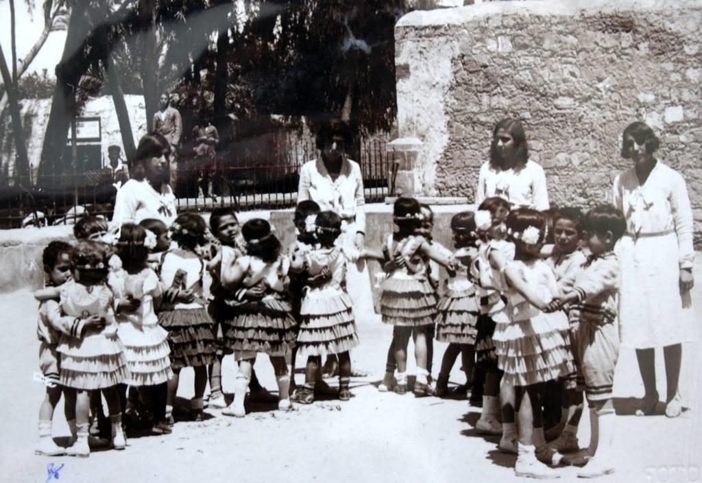 194 Ek 3-l: Yenicami İlk Mektebi Yıl Sonu Müsameresinde Çekilen Fotoğrafta, Osman