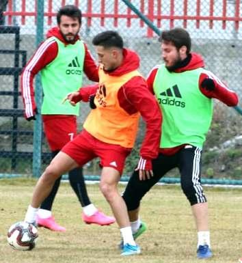 final bugün Spor Lisesi ve TOBB-OSB MTAL bugün saat 11 de 1 nolu sahada karþýlaþacak. HALÝL ÖZTÜRK Liseli Gençler futbolda final bugün oynanacak.