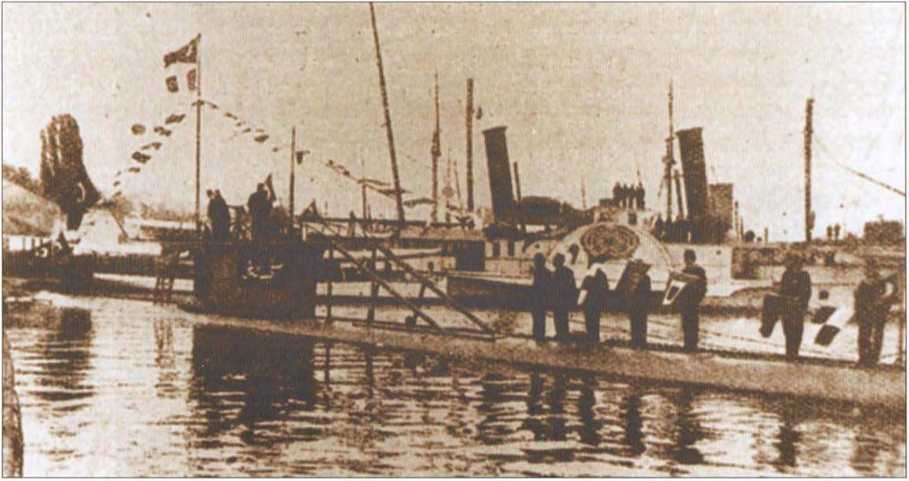 Fransızlardan esir alınan Müstecip Onbaşı Denizaltısına Türk bayrağı çekilirken, ı ı Kasım ı 9 ı s