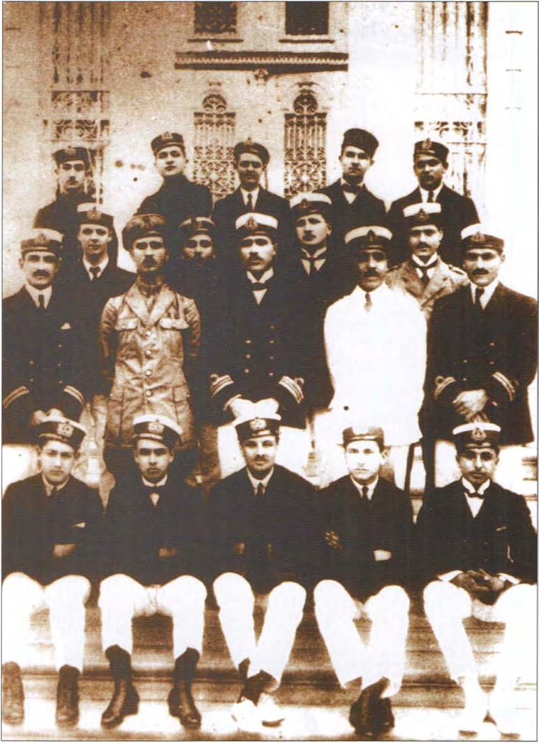 132 i İstiklal Harbi'ne katılan genç denizciler Samsun Bahriye Mektebi önünde okul müdürü ve