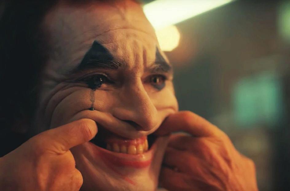 Filoloji Alanında Akademik Çalışmalar - II 47 Görüntü 7-8: Joker in mutsuz olduğu halde mutlu görünmeye çalışması Kültürel/Göndergesel Kod: Metnin bilinen ve belli bir kültür tarafından kodlanmış