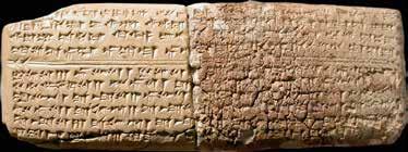 5. H.6 TABLETİ VE ANALİZİ Şekil 6. H.6 tabletinin ön yüzü ve arka yüzü. Tablet Şam Ulusal Müzesi nde bulunmaktadır. Boyutlar: 7.5 x 19 cm.