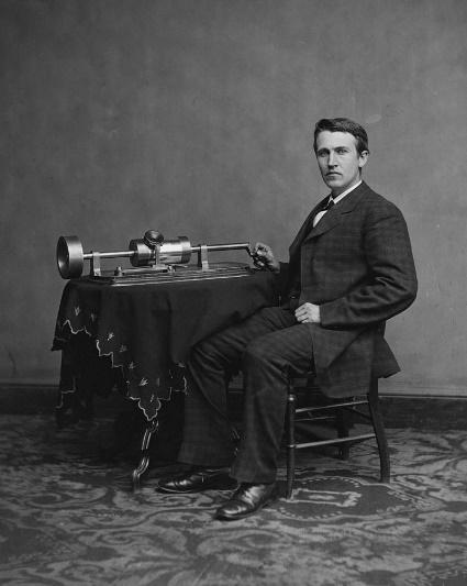 Bir keşifler çağı olan on dokuzuncu yüzyılın ünlü mucidi Thomas Alva Edison (1847-1931), 1877 yılında ses dalgalarını döner bir silindire kaydeden fonograf cihazını icat eder (Crowley ve Heyer, 2019,