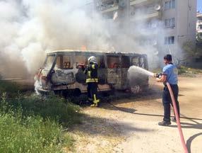 süredir terk edilmiş vaziyette duran minibüs tamamen yandı. Menteşe'nin Muslihittin Mahallesi Emniyet Evleri bahçesinde 5-6 yıldır terk edilmiş vaziyette duran minibüs tamamen yandı.