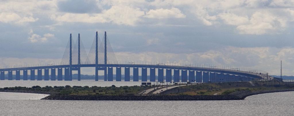 14. Öresund Köprüsü; Danimarka ve İsveç arasında bulunan Öresund Boğazı üzerine kurulmuş; iki ülkenin ortak olarak işlettiği bir köprüdür. Aşağıda Öresund Köprüsü'ne ait bir görsel verilmiştir.