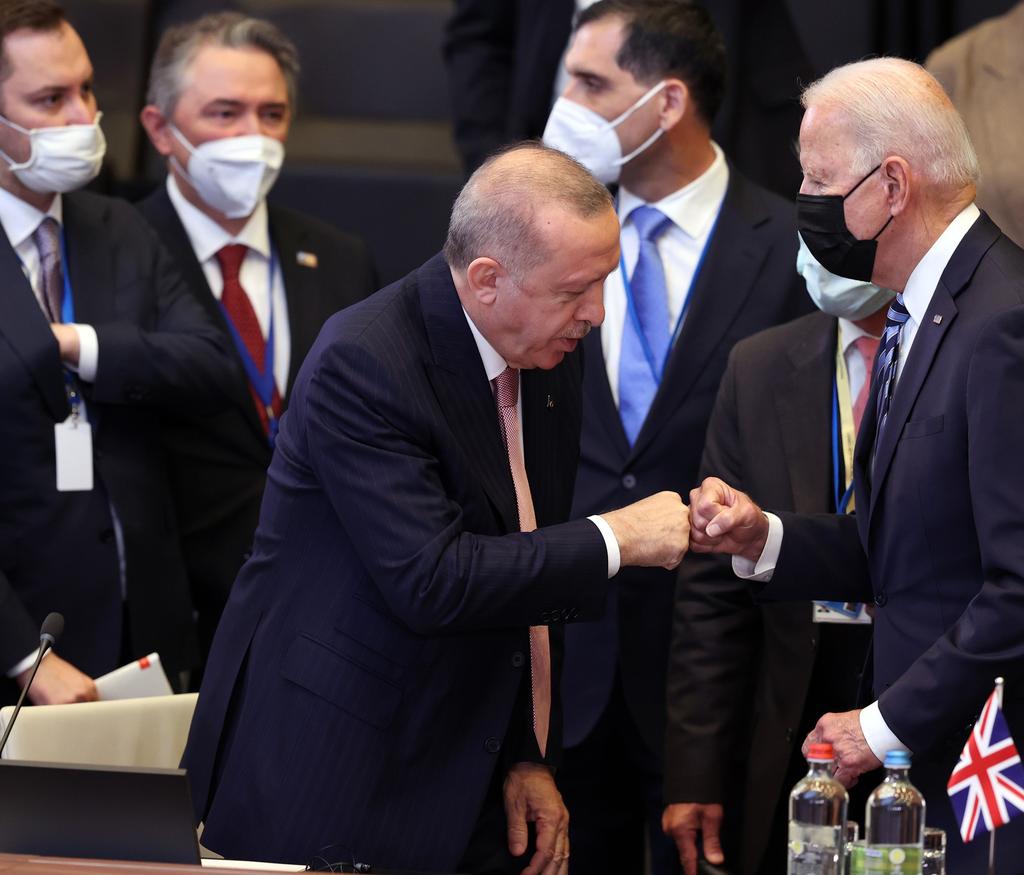 ARKA MANŞET TKH MK ÜYESİ KURTULUŞ KILÇER DEN ERDOĞAN-BIDEN GÖRÜŞMESİ YORUMU: ÜLKE ONURU BİR KEZ DAHA AYAKLAR ALTINA ALINMIŞTIR Türkiye Komünist Hareketi nin (TKH) haftalık basın toplantısı TKH MK