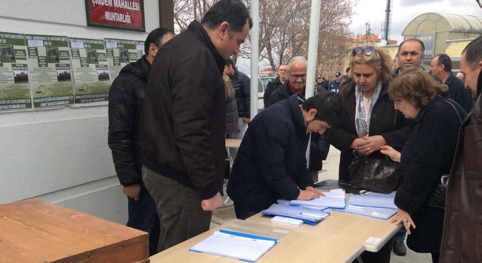 Kanunların açıkça öne sürdüğü gibi muhtarlık mahalledeki vatandaşların taleplerini bir köprü vazifesi görerek ilgili kamu idaresine iletmiştir ve bu kamu idaresi de belediyedir.