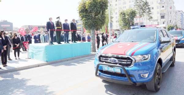 Valilik makamýndaki kutlama programýnýn ardýndan Kadeþ Barýþ Meydaný ve Gazi Caddesi üzerinde geçit töreni yapýldý.