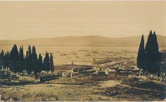 Görsel 3. Svoboda,1865,Liman ve Sarı Kışla Görsel 4. Rubellin,1878,Eşrefpaşa Türk Mezarlıkları İzmir de stüdyoları olan Felix ve Adrien Bonfils de İzmir manzaralarını kaydediyorlardı.