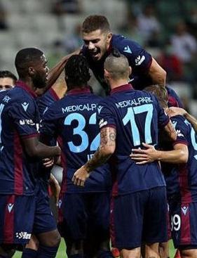 . e e. 5 YENiLMEZLiK SERiSi 19 MACA CIKTI Trabzonspor, deplasmanda karşılaştığı Giresunspor u maçın hemen başında bulduğu golle Trabzonspor ligde üçte üç yaparken, Giresunspor puan golle tanışamadı.