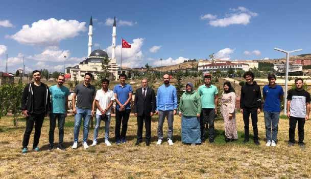 İnşallah bu salgın biter ve okullarımız kapanmaz. Esnafımız da mağdur oldu. Öğrencilerimizi dört gözle bekliyoruz. Servislerimizle ve halk otobüsleri ile öğrencilerimizi bekliyoruz.