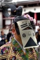 geleneksel bir ritüel dansı gerçekleştirenlerin filmdeki Kasuga Sama nın da taktığı zoumen denilen kâğıt maskeler kullandıkları