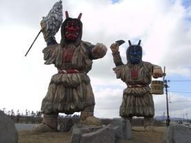 Geleneksel Japon folklorundaki Namahage, oni (ogre) maskeleri ve geleneksel hasır pelerinler (mino) giyen adamlar tarafından