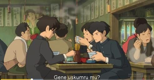 Tokyo da restoran, film görüntüsü (Rüzgar Yükseliyor, 2013) Okul çıkışı kaldığı yere dönen Jiro yu kardeşi Kayo karşılar.