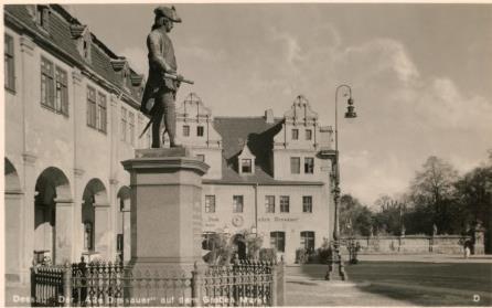 Gasthof zum Alten Dessauer ı gösteren eski kartpostal (URL-78), eski Dessauer Anıtı nı gösteren 1932 tarihli kartpostal (URL-79) Dessau dan sonra Jiro nun Japonya ya dönüşü için geçiş