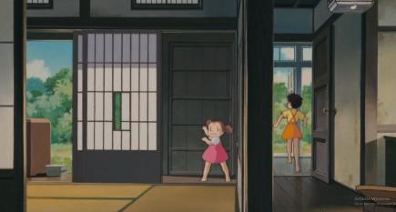 Kızların filmde merdiveni arayışı ve evde nerede konumlandığını kolay bulamamaları aslında Japon geleneksel evlerindeki yatay vurgudan kaynaklanmaktadır.