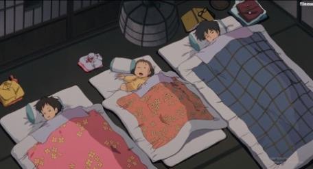 çok durumun gösterildiği bu filmde önemli olan bir diğer sahne ise Mei, Satsuki ve babasının yan yana uyudukları sahnedir.