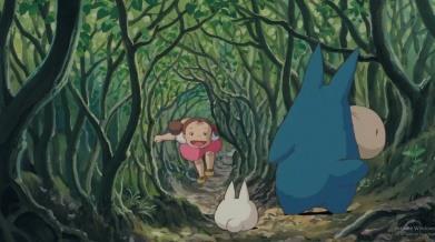 Bu noktada küçük Totoro ların evin altına kaçması ile değinilmesi gereken mekânsal durum geleneksel Japon evlerinde bodrumun olmayışı ve yapının yerden pilotiler ile koparılmış olmasıdır.