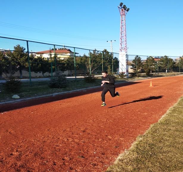 Ölçüm Yöntemi: Hazır komutu ile sporcu bir ayağı hafif önde olmak üzere baģlama çizgisi gerisinde yerini alır. ÇıkıĢ yapacak iken pozisyonu ayaktadır.