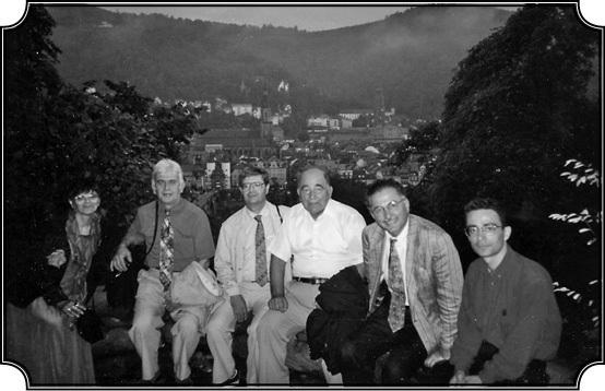 Heidelberg, Almanya Konferansında Profesör Ekmeleddin İhsanoğlu (sağdan 2.), Mehmet Genç (sağdan 5.), ve Suraiya Faroqhi (sonuncu), ortada beyaz gömlekli olan Karpat (1995).