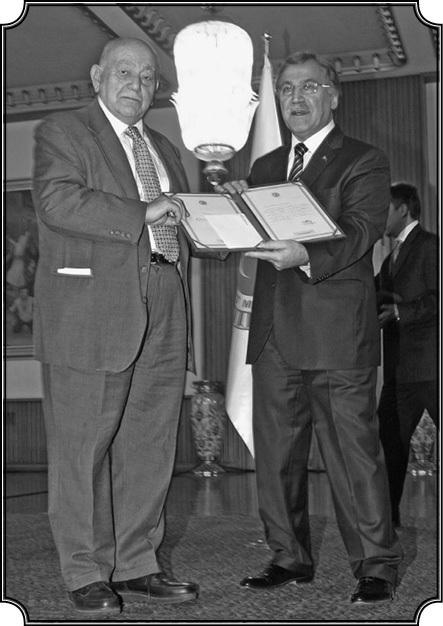 Kemal Karpat TBMM Onur Ödülü nü Meclis Başkanı Mehmet Ali Şahin in elinden alırken, 9 Aralık 2009.
