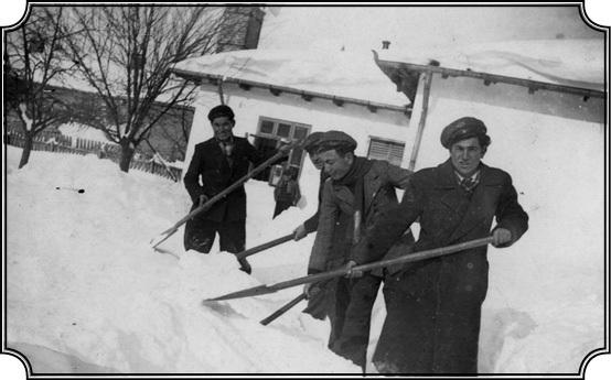 Mecidiye Medresesi önünde kar temizleme harekâtı (1940). Önde Karpat.