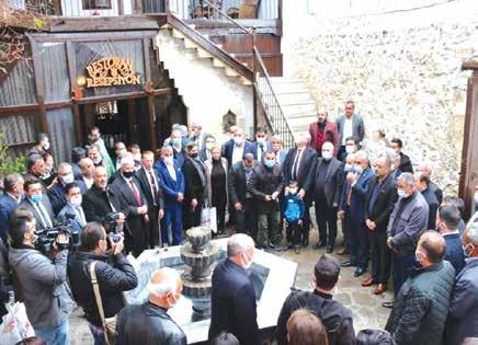 Başkanı Kazım Özgan la birlikte giden Başkan Zeydan Karalar, Karacaoğlan Mahallesi nde yapımı süren cami inşaatını da inceledi.