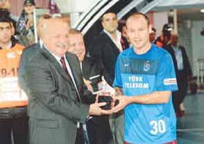 9 NİSAN 2011 CUMARTESİ Gol düellosu Fener i zirveden indiren Bursaspor kendi evinde Antalyaspor a dişgeçiremedi. İki kez öne geçen Timsah, Uğur ve Necati ye engel olamadı. Süper Lig de 28.